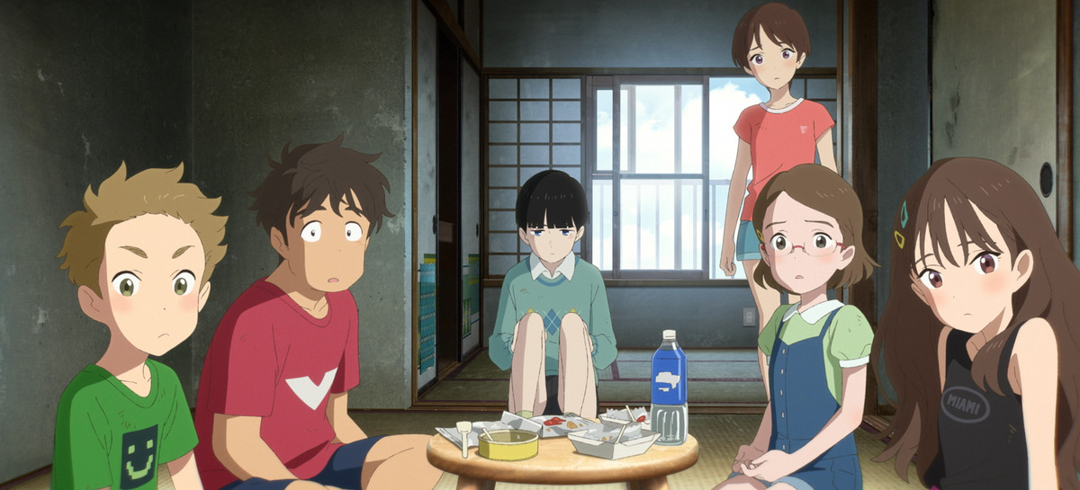 Une capture d'écran de l'anime Drifting Home.  Un groupe de cinq jeunes est assis autour d'une table basse dans une salle à manger de style japonais.  Un sixième jeune est debout et tous les six regardent le spectateur avec des expressions surprises.  La table est recouverte de boîtes à emporter.