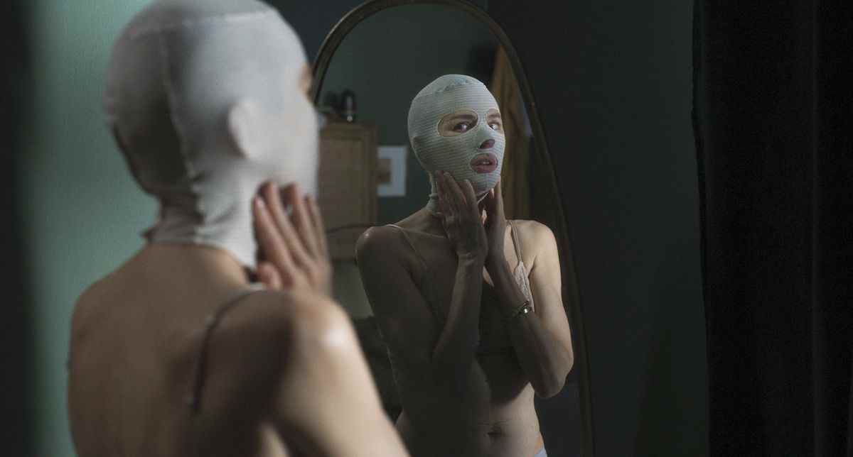 Naomi Watts porte un masque de ski et se regarde dans le miroir dans Goodnight Mommy.
