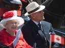 La reine Elizabeth et le duc d'Édimbourg arrivent pour les célébrations de la fête du Canada sur la Colline du Parlement à Ottawa le jeudi 1er juillet 2010.