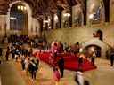 Les membres du public rendent hommage en passant devant le cercueil de la reine Elizabeth II tel qu'il se trouve à l'intérieur du Westminster Hall du palais de Westminster à Londres, le 15 septembre 2022.