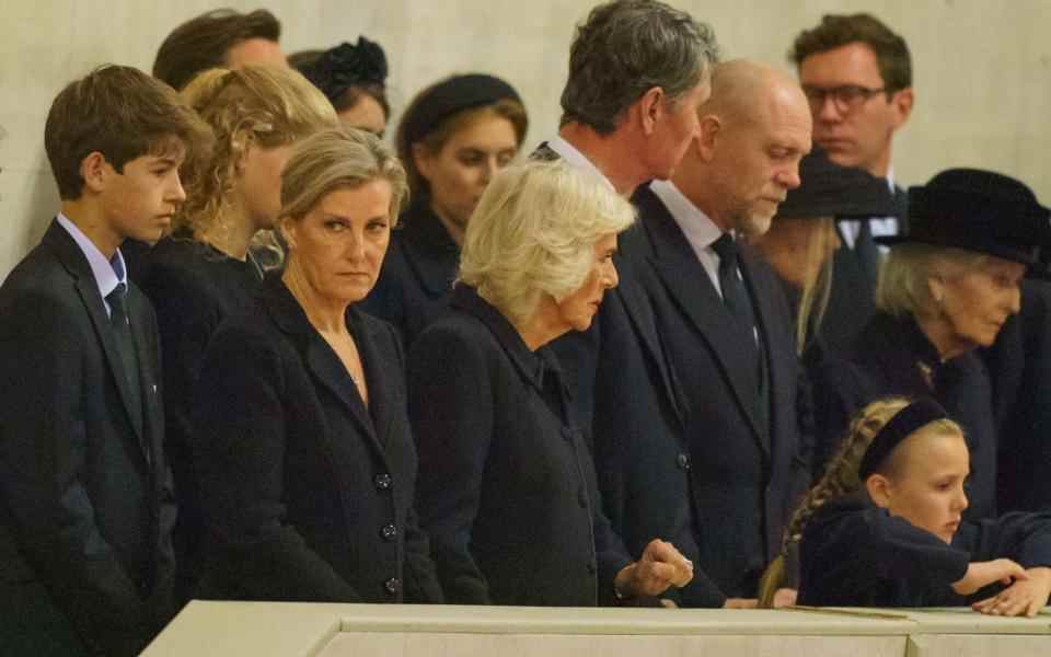 Des membres de la famille royale ont regardé la veillée depuis une plate-forme à Westminster Hall – Hannah McKay/PA
