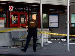 Un agent du Service de police d'Ottawa a bouclé la scène au centre commercial Saint-Laurent où un homme a été poignardé à mort et deux autres ont été blessés vendredi après-midi.
