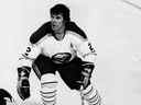 Le joueur de hockey professionnel canadien Tim Horton (1930 - 1974) des Sabres de Buffalo patine pendant un match, au milieu des années 1970.