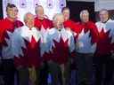 Les anciens membres de l'équipe canadienne de 1972 se réunissent à la fin d'une conférence de presse à Montréal le mardi 9 février 2016 pour annoncer la tournée '72 Summit Series.  De gauche à droite : Serge Savard, Yvan Cournoyer, Ken Dryden, Pat Stapleton, Pete Mahovlich, Phil Esposito et Guy Lapointe. 