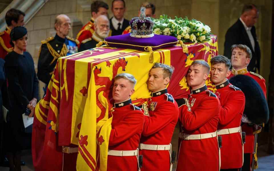Le cercueil de la reine Elizabeth II est transporté dans le palais de Westminster par des gardes - Christopher Furlong/Getty Images