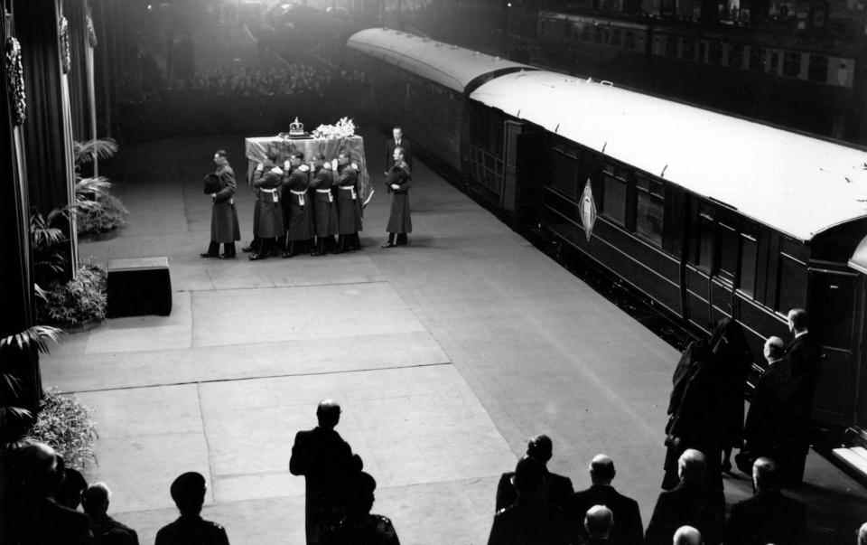 Le cercueil du roi George VI arrive à la gare de King's Cross à Londres, en provenance de Sandringham, le 11 février 1952 - Fox Photos