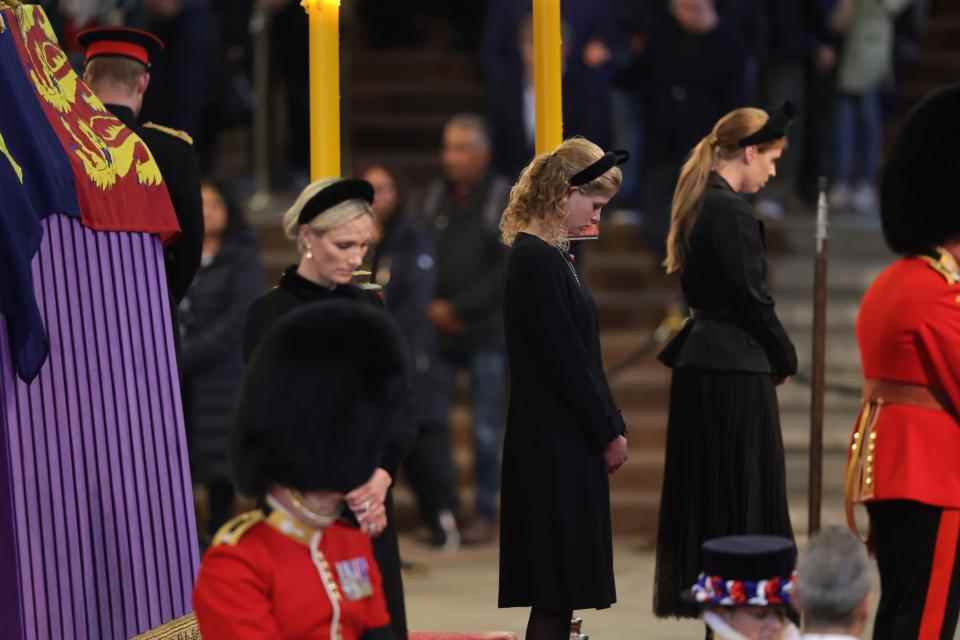L'adolescente a été vue à Westminster Hall, la tête baissée entre Zara Tindall et la princesse Beatrice.  (Getty Images)
