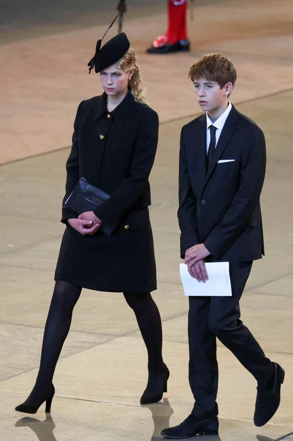 Elle a été photographiée plus tôt cette semaine avec son frère James, le vicomte Severn lors de la procession du cercueil.  (Getty Images)