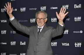Le réalisateur Steven Spielberg assiste à la première de 