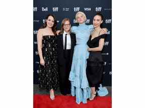 De gauche à droite : Claire Foy, Sarah Polley, Jessie Buckley et Rooney Mara assistent à la première de « Women Talking » lors du Festival international du film de Toronto 2022 au Princess of Wales Theatre le 13 septembre 2022 à Toronto.