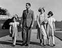 Photo prise au château de Windsor de la famille royale avec une jeune Elizabeth en 1939. Cette photo a été agrandie et placée sur le devant de l'édifice du Toronto Star où le couple royal passerait lors de leur tournée plus tard cette année-là.
