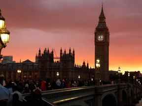 Les membres du public observent un moment national de réflexion pour montrer leurs respects à feu la reine Elizabeth II, sur le pont de Westminster à Londres le 18 septembre 2022.