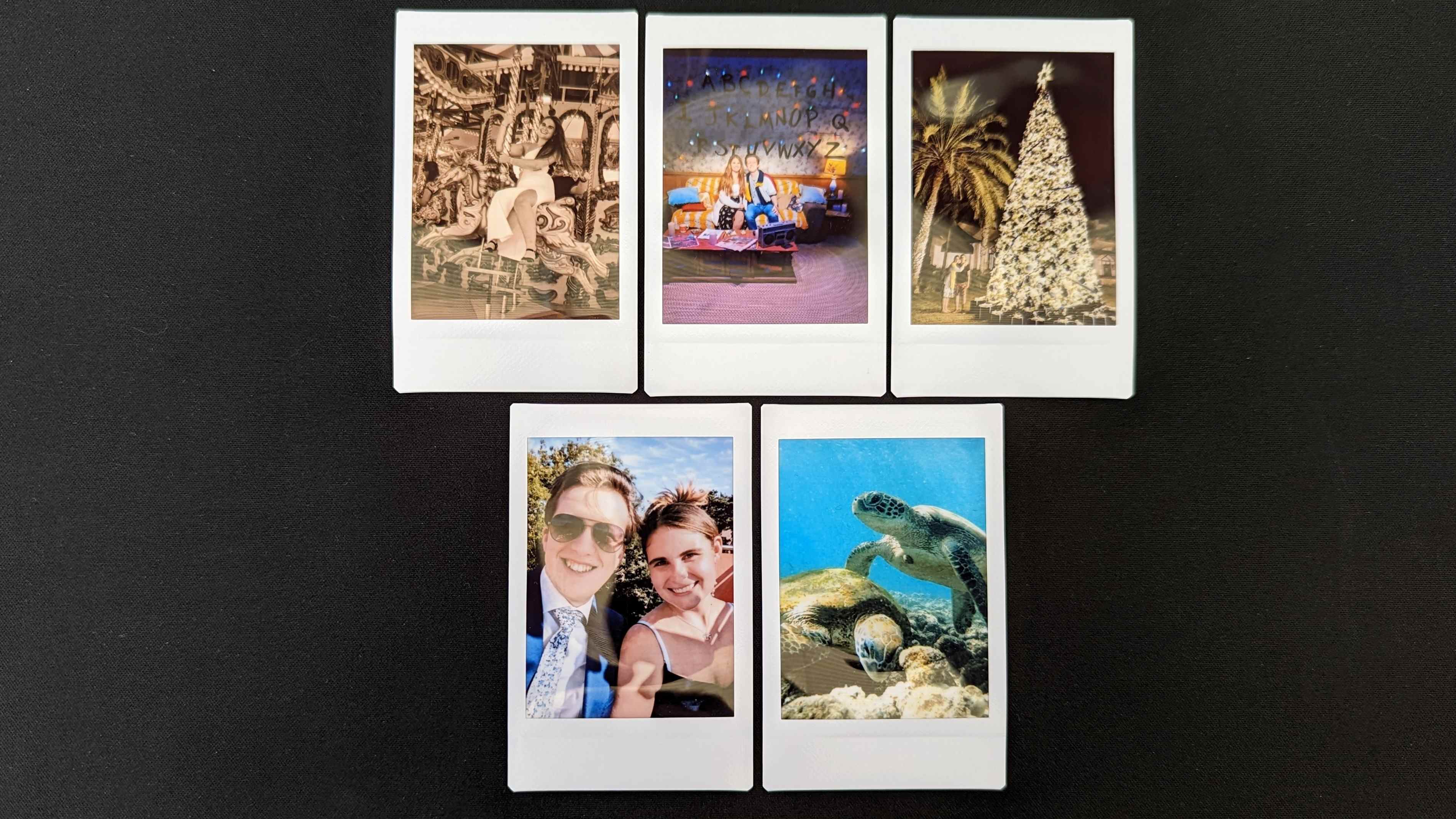 Photos prises avec l'Instax Mini Link 2, elles incluent une photo de tortues sous la mer et une femme faisant du carrousel