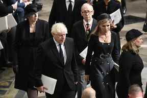 L'ancienne Première ministre du Royaume-Uni Theresa May avec son mari Philip May et l'ancien Premier ministre du Royaume-Uni Boris Johnson avec sa femme Carrie Johnson quittent l'abbaye de Westminster après les funérailles de la reine Elizabeth II le 19 septembre 2022 à Londres.  (Photo de Gareth Cattermole/Getty Images)