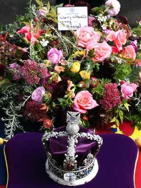 Une note du roi Charles est vue avec des fleurs sur le cercueil de la reine Elizabeth II après les funérailles nationales à l'abbaye de Westminster le 19 septembre 2022 à Londres.  (Photo de Daniel Leal – Piscine WPA/Getty Images)