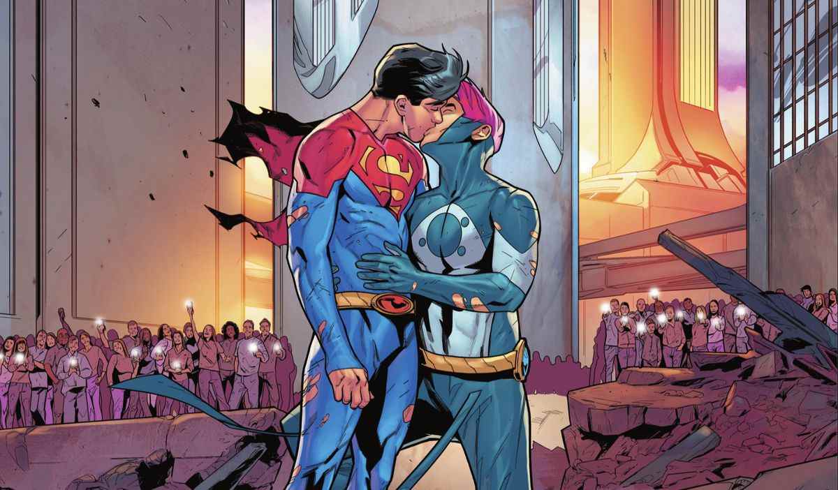 Superman / Jon Kent, embrasse dramatiquement son petit ami dans Superman: Son of Kal-El # 15 (2022). 