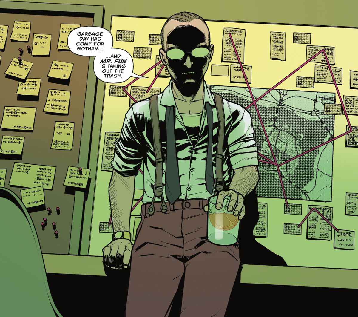 M. Fun, un homme chauve portant des lunettes ringardes, un pantalon kaki, un bouton vers le bas, des bretelles et une cravate, soigne un whisky devant un mur de fils fous et réfléchit à la façon dont il va sortir les poubelles à Gotham City dans Batgirls #10 (2022). 