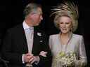Charles et Camilla quittent la chapelle Saint-Georges à Windsor après la bénédiction de l'église de leur cérémonie de mariage civil, le 9 avril 2005.