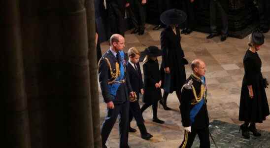 Le prince George et la princesse Charlotte rejoignent leurs parents pour marcher derrière le cercueil lors des funérailles de Queen