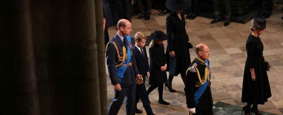 Le prince George et la princesse Charlotte rejoignent leurs parents pour marcher derrière le cercueil lors des funérailles de Queen