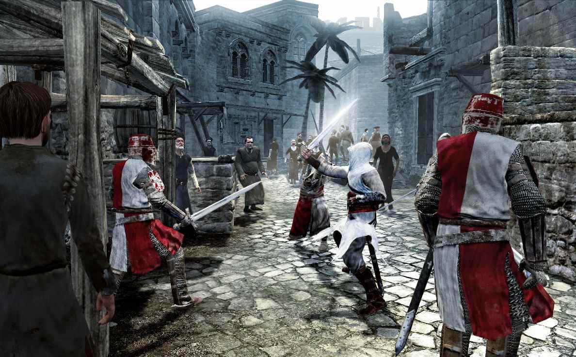 Altaïr Ibn-La'Ahad combat plusieurs soldats ennemis au combat à l'épée dans Assassin's Creed (2007)