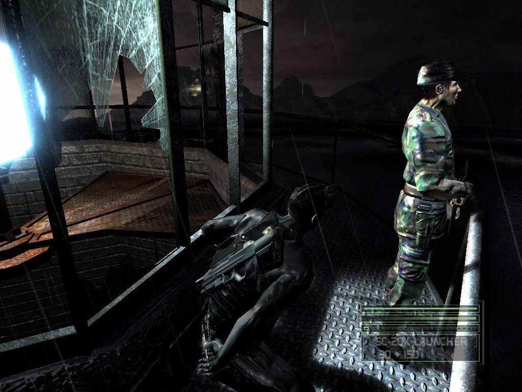 Sam Fisher se faufile sur un ennemi sans méfiance dans un projecteur dans Splinter Cell: Chaos Theory