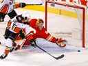Le gardien des Flames de Calgary Jacob Markstrom arrête les Ducks d'Anaheim Sonny Milano en première période dans la LNH au Scotiabank Saddledome de Calgary le mercredi 16 février 2022.