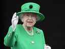 La reine Elizabeth II salue la foule lors du Platinum Jubilee Pageant au palais de Buckingham à Londres, le dimanche 5 juin 2022.