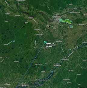 Mercredi, un A-10 Thunderbolt de l'US Air Force a pu être vu se diriger vers la capitale canadienne.  L'A-10 est connu comme un avion d'attaque au sol lourdement blindé construit autour d'une mitrailleuse de la taille d'une Volkswagen Beetle - c'est donc généralement un mauvais signe lorsqu'il s'approche de capitales étrangères.  Mais celui-ci se trouve être la vedette d'un spectacle aérien de fin de semaine dans la région d'Ottawa.