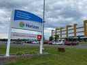 Un panneau près de l'entrée de l'hôpital Dr. Everett Chalmers à Fredericton.  L'hôpital a vu le décès d'un patient dans ses urgences en juillet. 