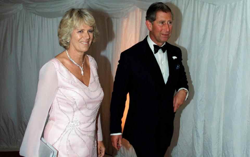 En juin 2000, le prince Charles et Camilla Parker Bowles ont assisté ensemble au dîner de gala à la Prince's Foundation - Christine Nesbitt 