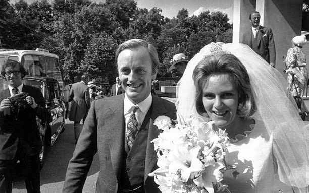 Camilla Shand et le capitaine Andrew Parker Bowles devant la chapelle des gardes le jour de leur mariage - Frank Barratt 