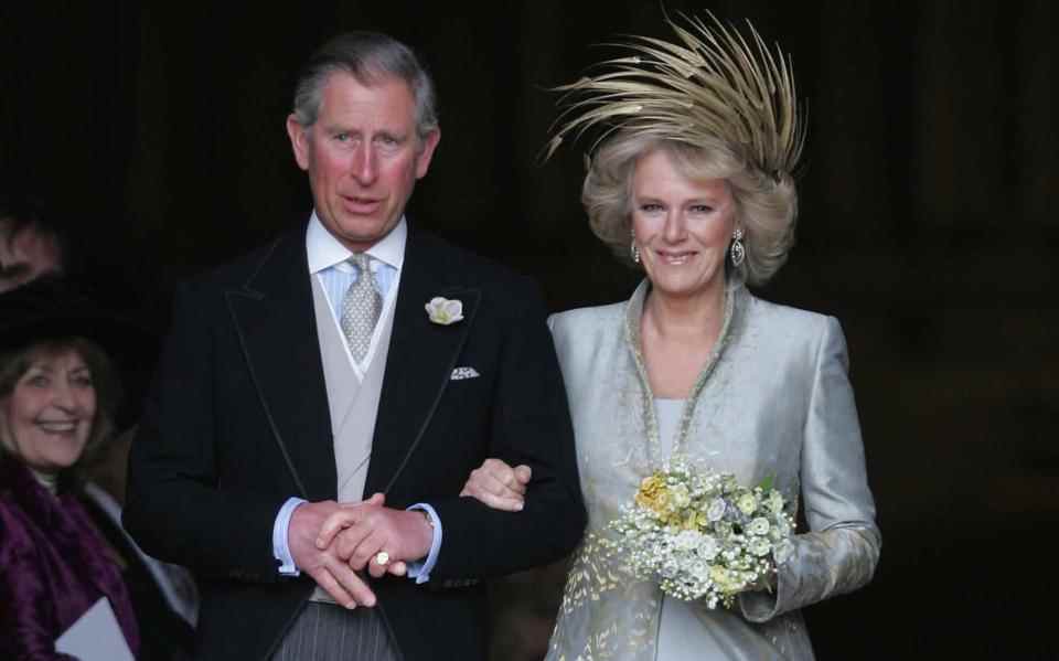 Le roi Charles et Camilla quittent la chapelle St George à Windsor après la bénédiction de l'église de leur cérémonie de mariage civil en 2005 - News 24