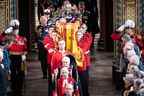 Le Bearer Party de la Queen's Company, 1st Battalion Grenadier Guards, porte le cercueil de la reine Elizabeth II, drapé d'un étendard royal et orné de la couronne impériale de l'État et de l'orbe et du sceptre du souverain à l'intérieur de la chapelle Saint-Georges au château de Windsor au Committal Service le 19 septembre 2022.  