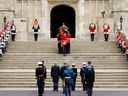Des porteurs portent le cercueil de la reine Elizabeth II avec la couronne impériale d'État reposant sur le dessus dans la chapelle Saint-Georges le 19 septembre 2022 à Windsor, en Angleterre.