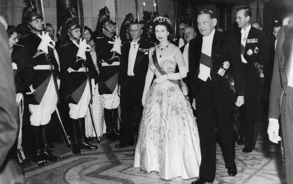 La reine Elizabeth II, le président René Coty, Paris - La reine Elizabeth II et le président René Coty au Paris