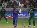 L'Indien Hardik Pandya atteint une limite pour remporter le match international du groupe A de cricket de la Coupe d'Asie Twenty20 entre l'Inde et le Pakistan au stade international de cricket de Dubaï le 28 août 2022.  