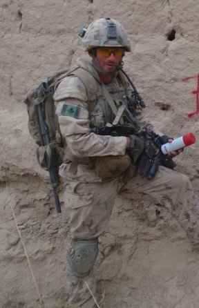 Aesop Zourdoumis, ingénieur de combat à la retraite des FAC, pendant son service en Afghanistan.