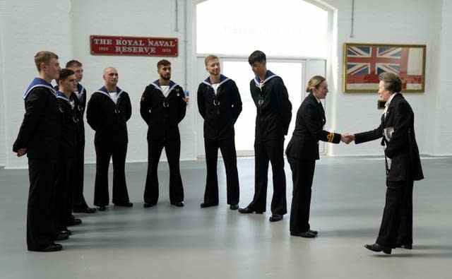 La princesse royale, à droite, en tant que commodore en chef de Portsmouth, rencontre le personnel de la Royal Navy à la base navale de Portsmouth qui a pris part au cortège funèbre de la reine