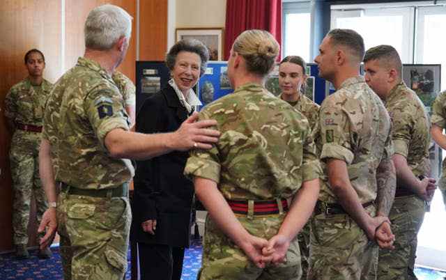 La princesse royale, dans son rôle de colonel en chef du Royal Logistic Corps et du Royal Corps of Signals, rencontre du personnel de tout le corps à St Omer Barracks, Aldershot, qui a joué un rôle central en fournissant un soutien logistique au cours de la Queen's funérailles et autres cérémonies 