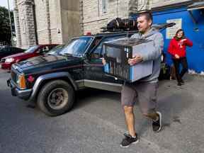 Le directeur du TUPOC, William Komer, fait ses valises pour quitter l'ancienne église St. Brigid vendredi.