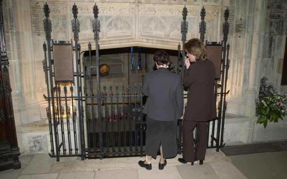 Les visiteurs peuvent entrer dans la chapelle commémorative George VI de la chapelle St George pour voir la pierre du grand livre où repose maintenant la défunte reine - Tim Ockenden 