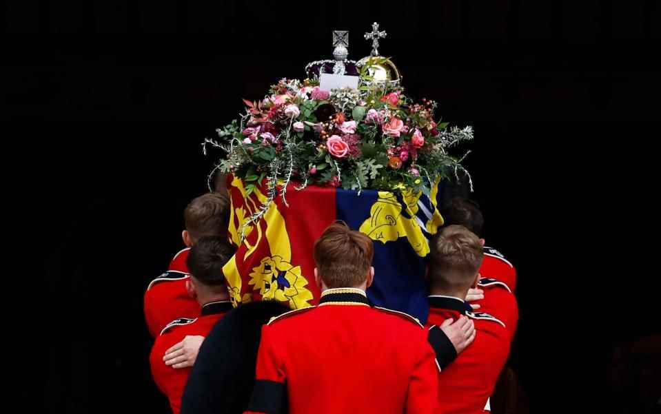 La reine Elizabeth II a été inhumée dans la chapelle St George après ses funérailles lundi - Jeff J Mitchell 