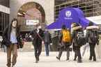 Des étudiants de l'Université Western marchent sur le campus.  (Mike Hensen/The London Free Press)