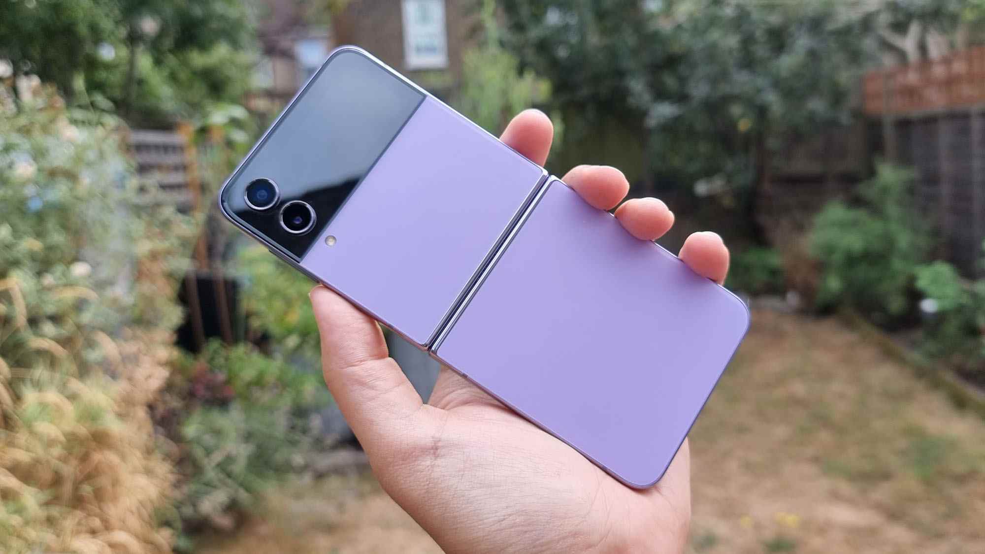 Test du Samsung Galaxy Z Flip 4 Bora Purple arrière incliné