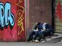 Consommation de drogue et graffitis sur la rue East Pender dans le quartier chinois de Vancouver.