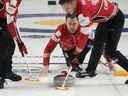 Le capitaine canadien Brad Gushue lance une pierre contre la Suède lors d'un match pour la médaille d'or aux Championnats du monde de curling masculin, le dimanche 10 avril 2022, à Las Vegas.