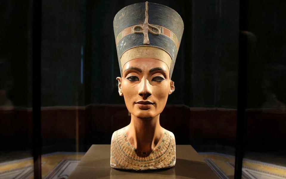 Un beau buste de la reine a été découvert parmi les ruines d'Akhetaton en 1912 - MICHAEL SOHN 