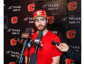 L'attaquant des Flames de Calgary Dillon Dubé s'adresse aux médias.
