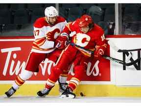 Le vétéran des Flames Milan Lucic se bat pour la rondelle contre Sonny Milano lors du camp d'entraînement de hockey de la LNH à Calgary.